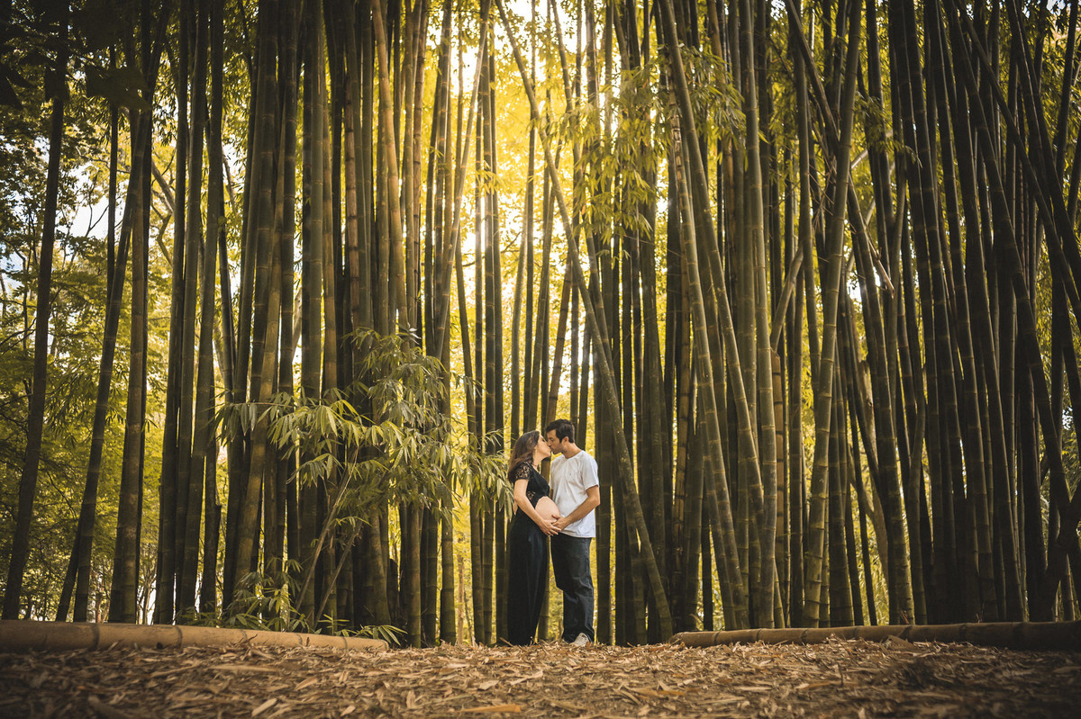 casal se beijando em bambuzal fotografado pelo fotógrafo de gestantes Paulo H Lima