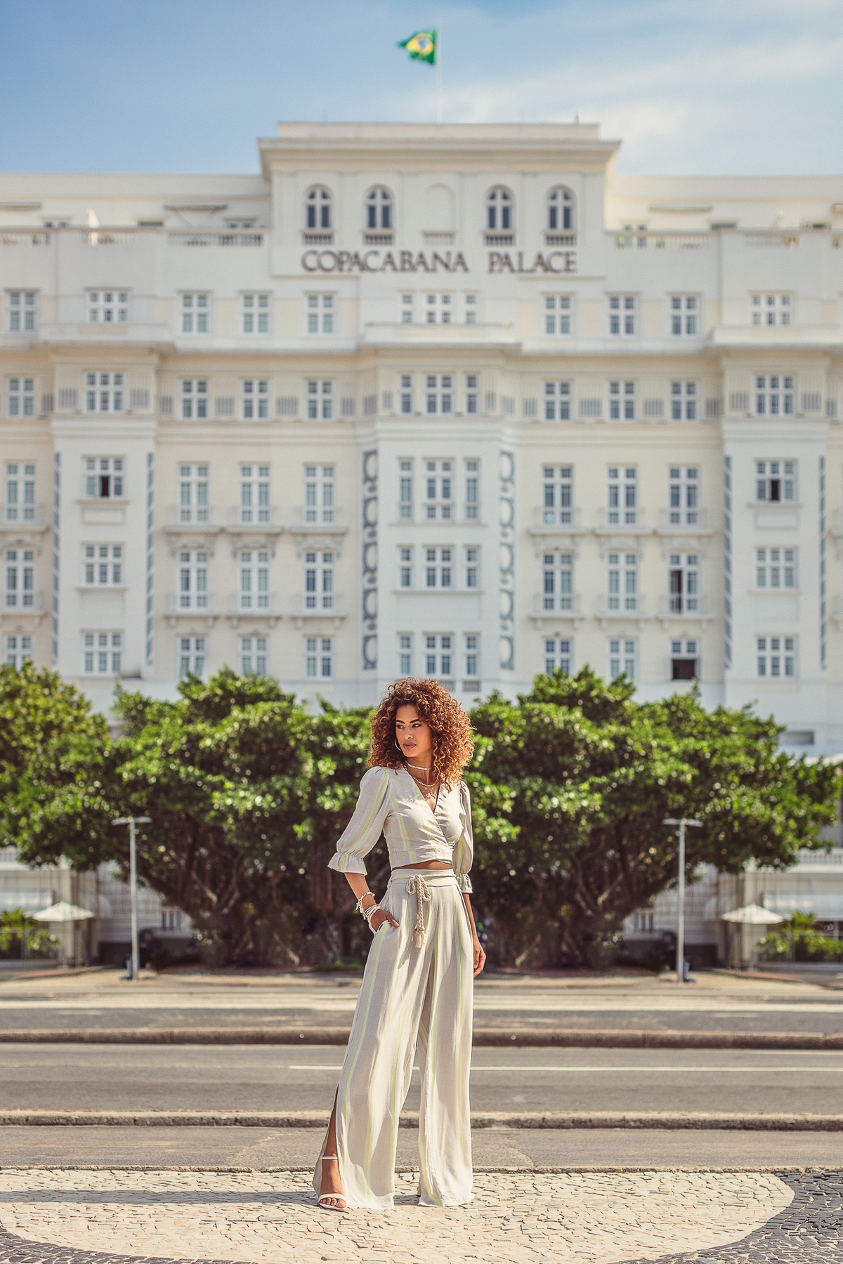 Fotógrafo Paulo Henrique Lima em campanha de moda no calçadão de copacaba em frente ao copacabana palace