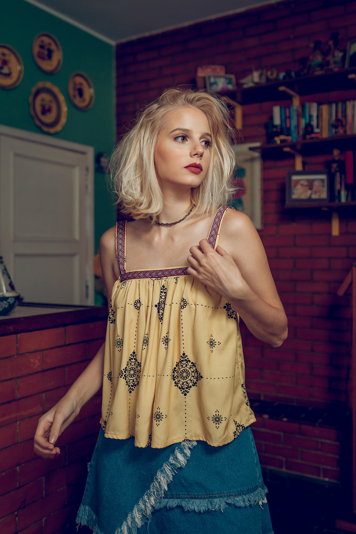 fotografia de moda mulher loira fotografando para as lentes do fotógrafo de moda paulo henrique lima