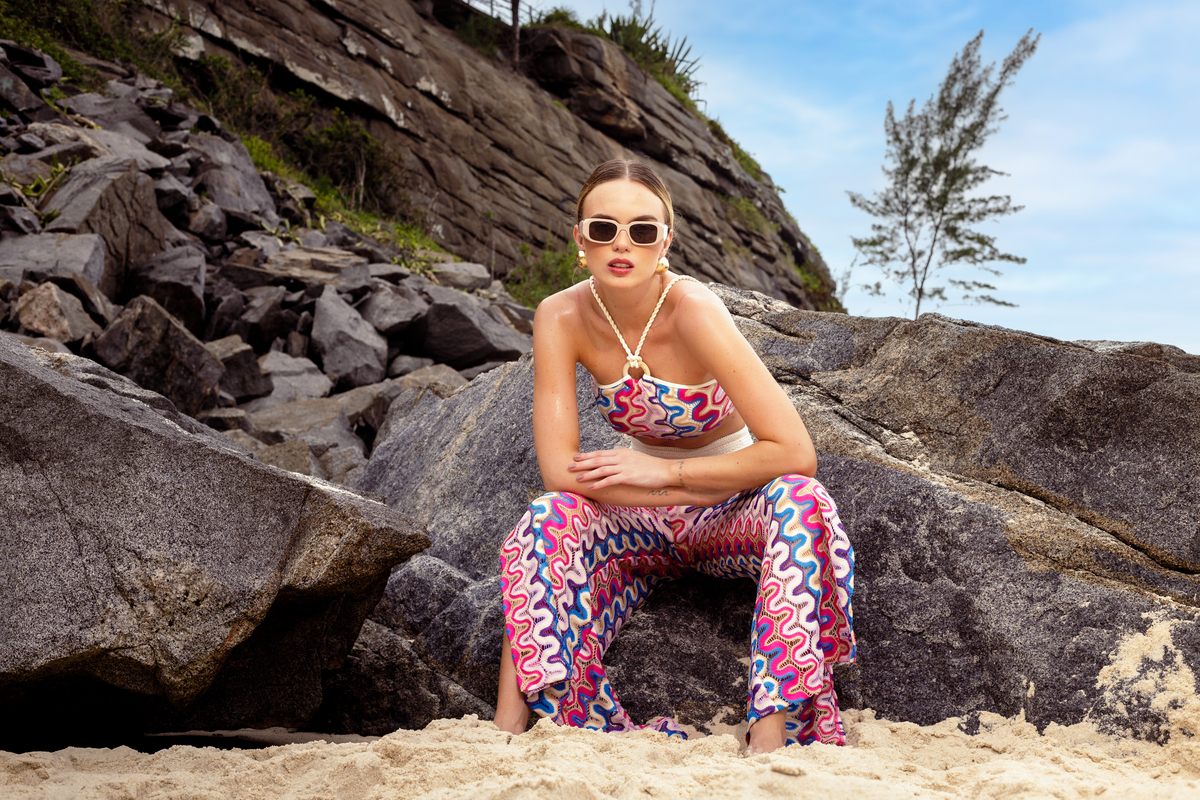 Ensaio de moda praia assinado por Paulo Henrique Lima, o fotógrafo referência no Rio de Janeiro. Beleza, estilo e verão se encontram nesse registro icônico da Barra da Tijuca