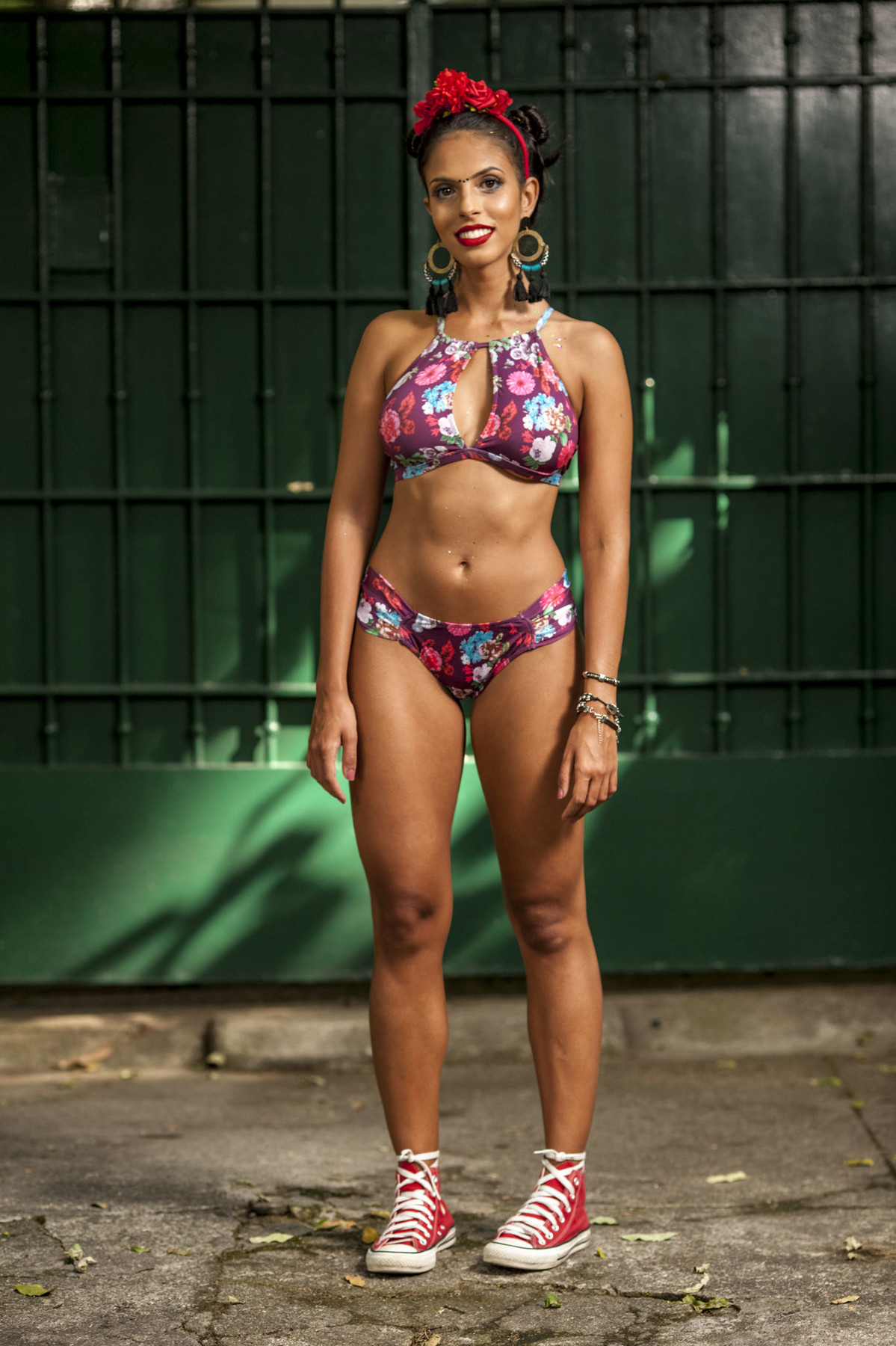 modelo morena mostrando biquini rosa florido da mar de lotus em lookbbok clicado pelo fotografo de publicidade paulo henrique lima