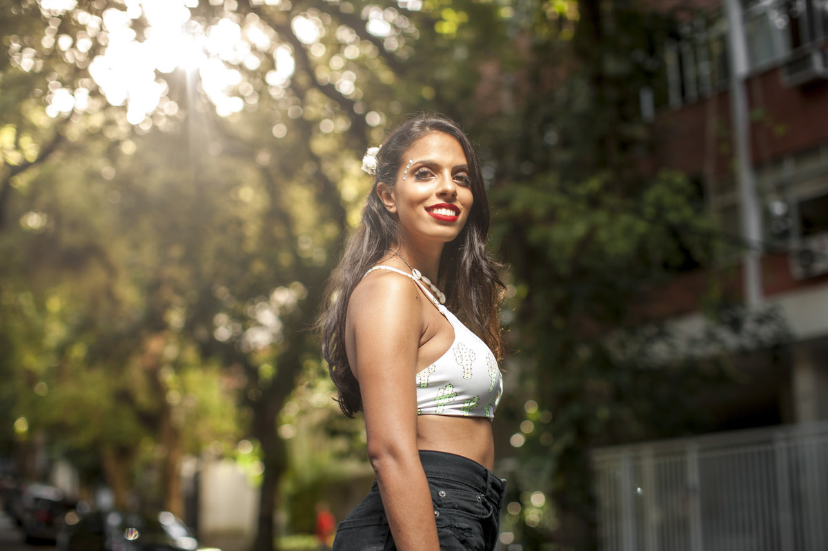 modelo clarissa telles posando para as lentes do fotógrafo de moda paulo henrique lima com sol em contra luz no meio das árvores em bairro bucólico da zona sul do rio de janeiro