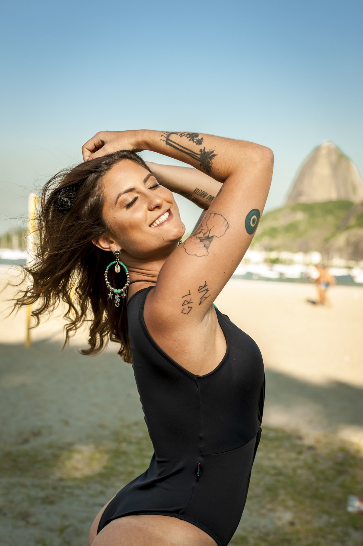 Jovem tatuada posando para lookbook de moda em praia do rio de janeiro para o fotógrafo de publicidade e moda Paulo H Lima
