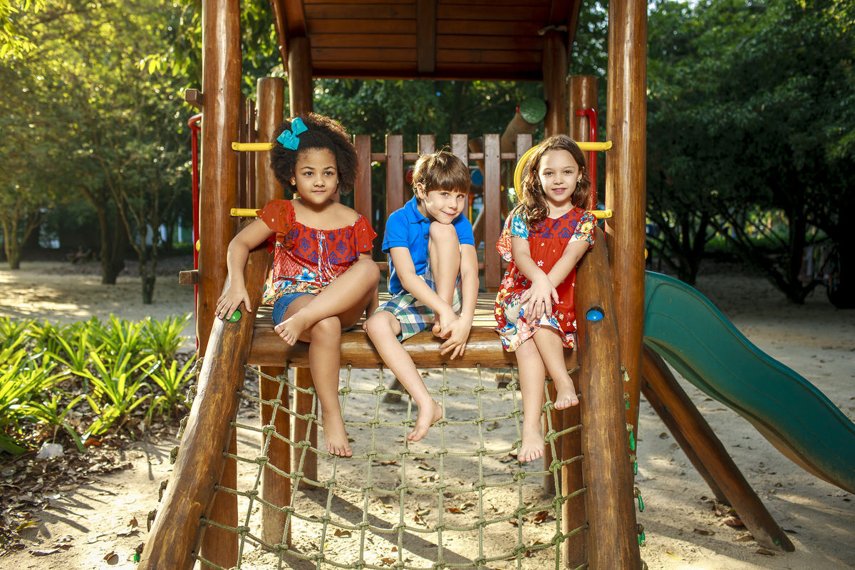 atores e modelos mirins posando para campanha publicitária de loja moda infantil via parque barra da tijuca rio de janeiro 