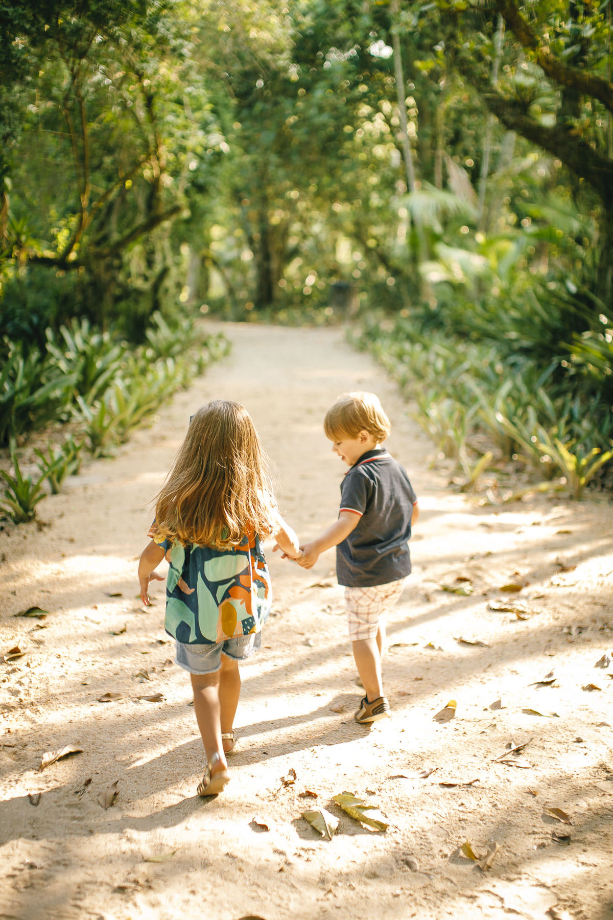 crianças felizes brincando durante companha fotográfica em loja de moda infantil