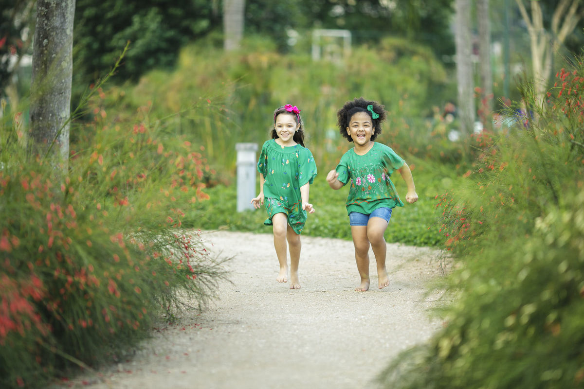 crianças felizes correndo e brincando com roupas da grife de moda infantil do shopping via parque turma do balao durante campanha publicitária pelo fotografo paulohlima