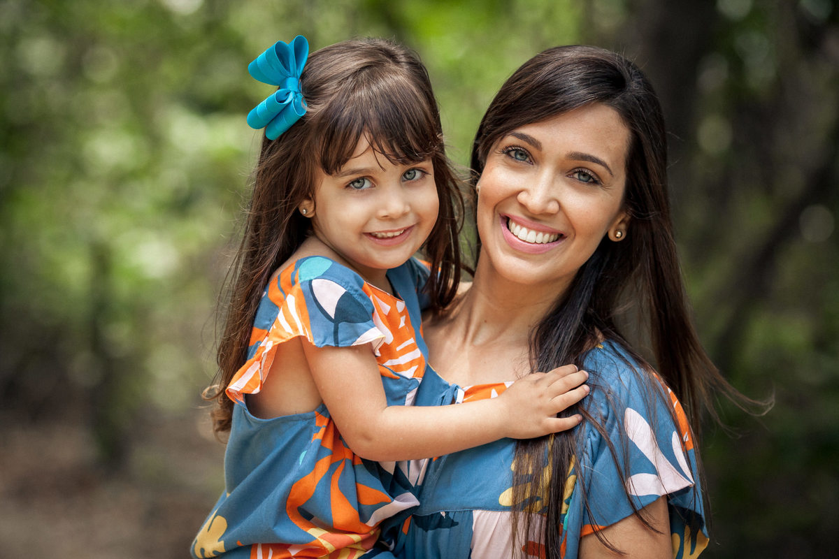 campanha editorial mãe e filha olhos azuis morenas com vestido mãe e filha azul amarelo e laranja