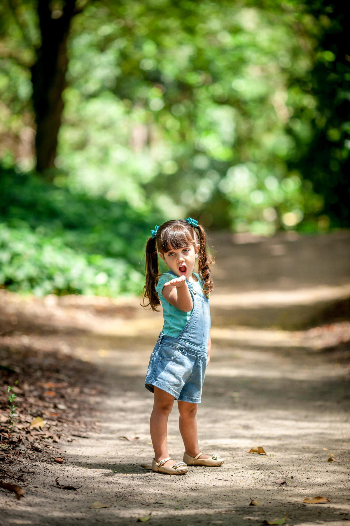 criança simpática mandando beijinho em campanha de moda da turma do balão fotografada pelo fotógrafo de publicidade paulo henrique lima