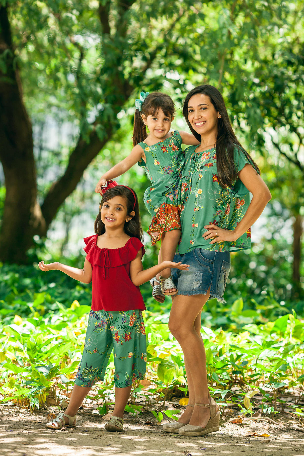 mãe e filhas em campanha para dia das mães vestindo turma do balão