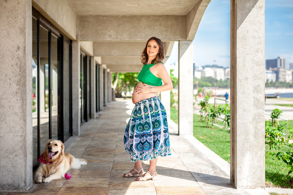 mamãe gestante posando para foto na varanda do assador rios no aterro do flamengo com labrador descansando