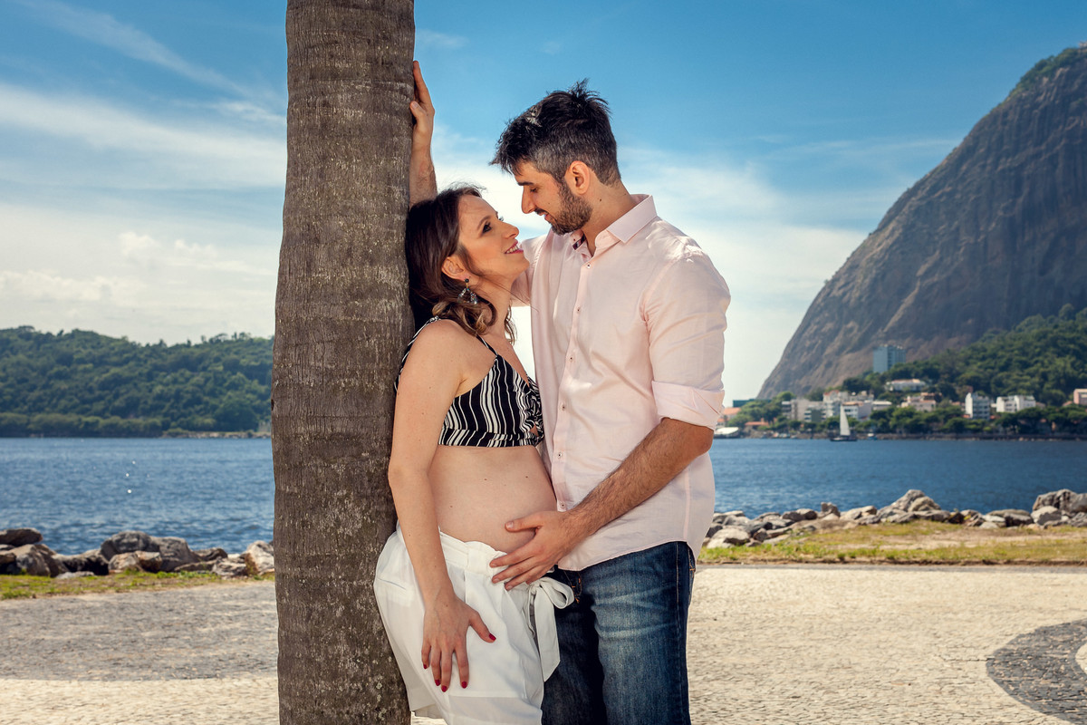 casal gestante posando para book em aterro do flamengo com mar ao fundo e pão de açucar rj