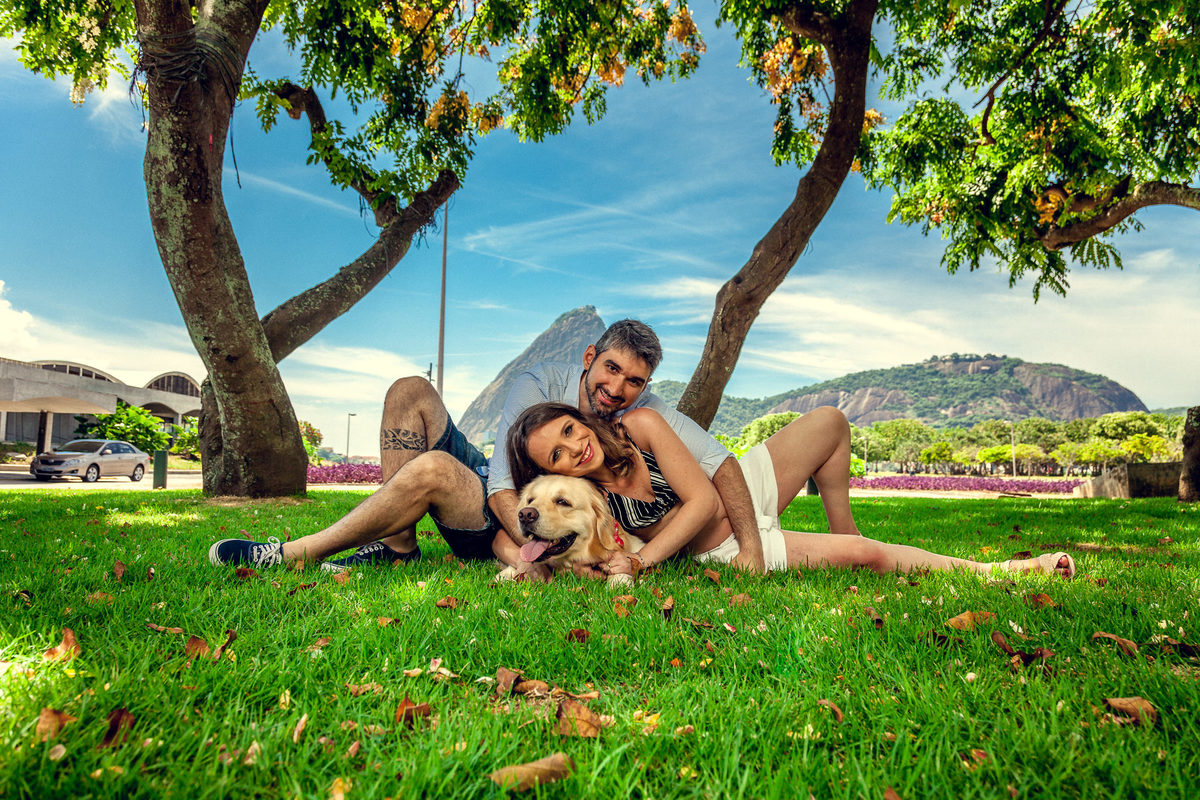 casal abraçando pet em ensaio de gestante durante sessão fotográfica no parque do flamengo rj