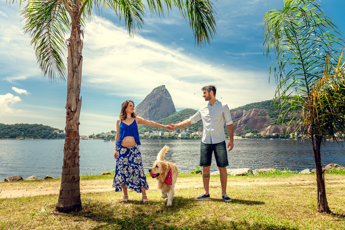 pregnant couple in photographic book in the embankment of the flamengo with the sugar loaf in the background with you pet