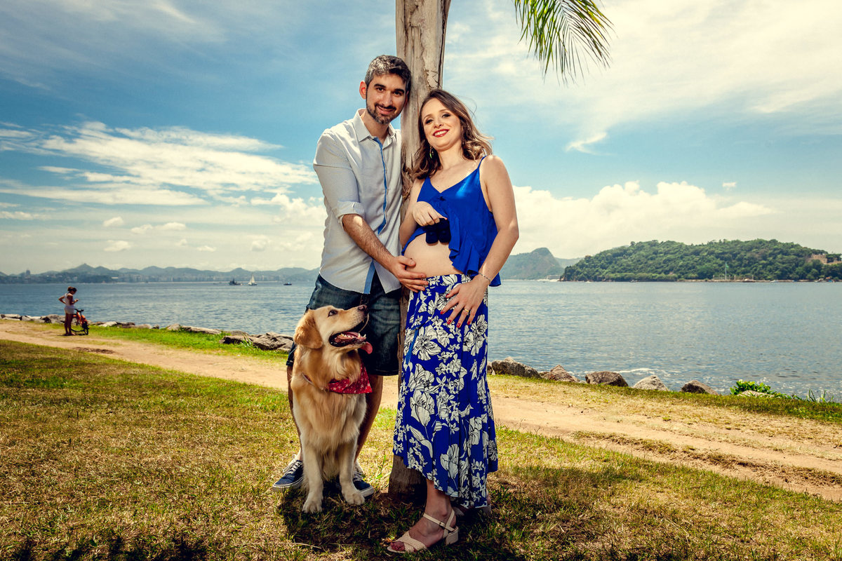 gestante com esposo e book de gestante no aterro do flamengo