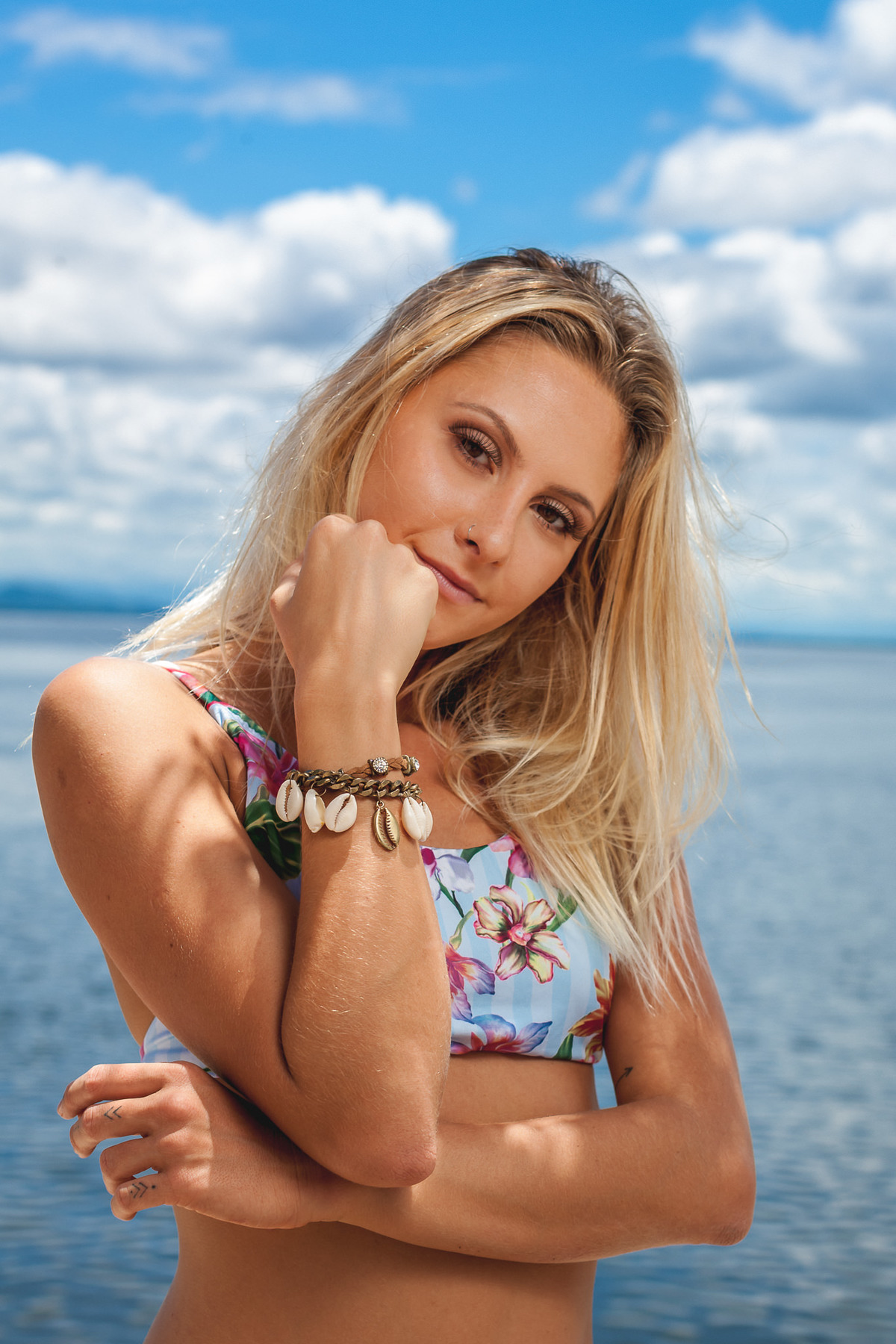 pulseira búzios da ador bijoux com biquíni da mar de lótus na encantadora camila ganon em mar azul ao fundo