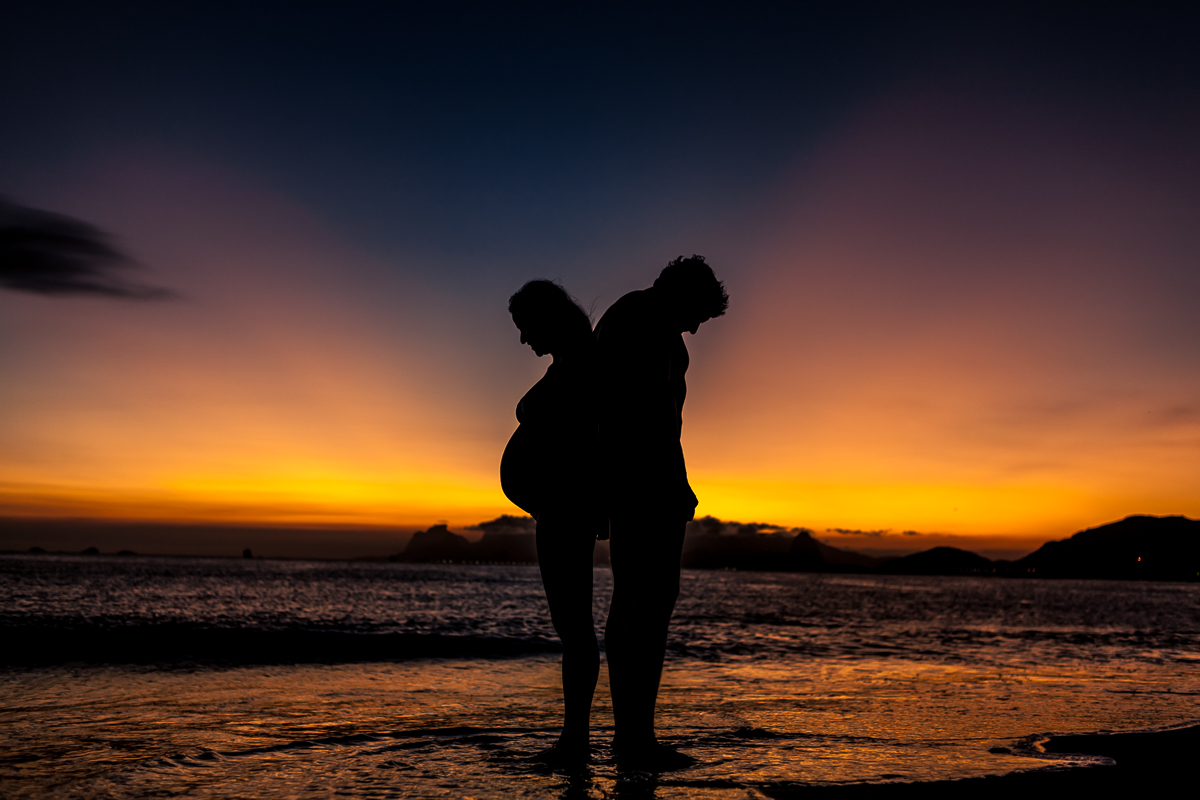 silhueta de gestante no mar de camboinhas niterói rio de janeiro brasil