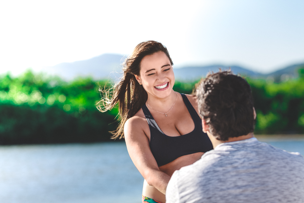 Gestante recebendo um segundo pedido de casamento na praia