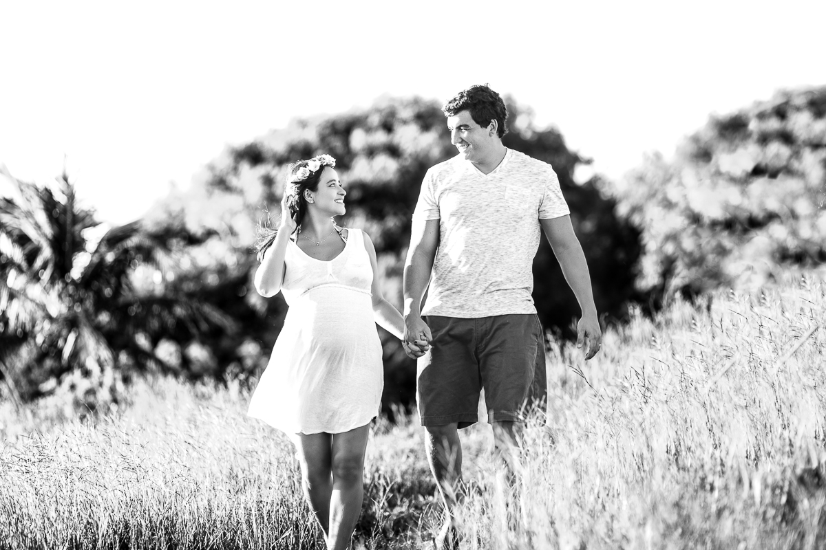 Pai e Gestante caminhando e se olhando