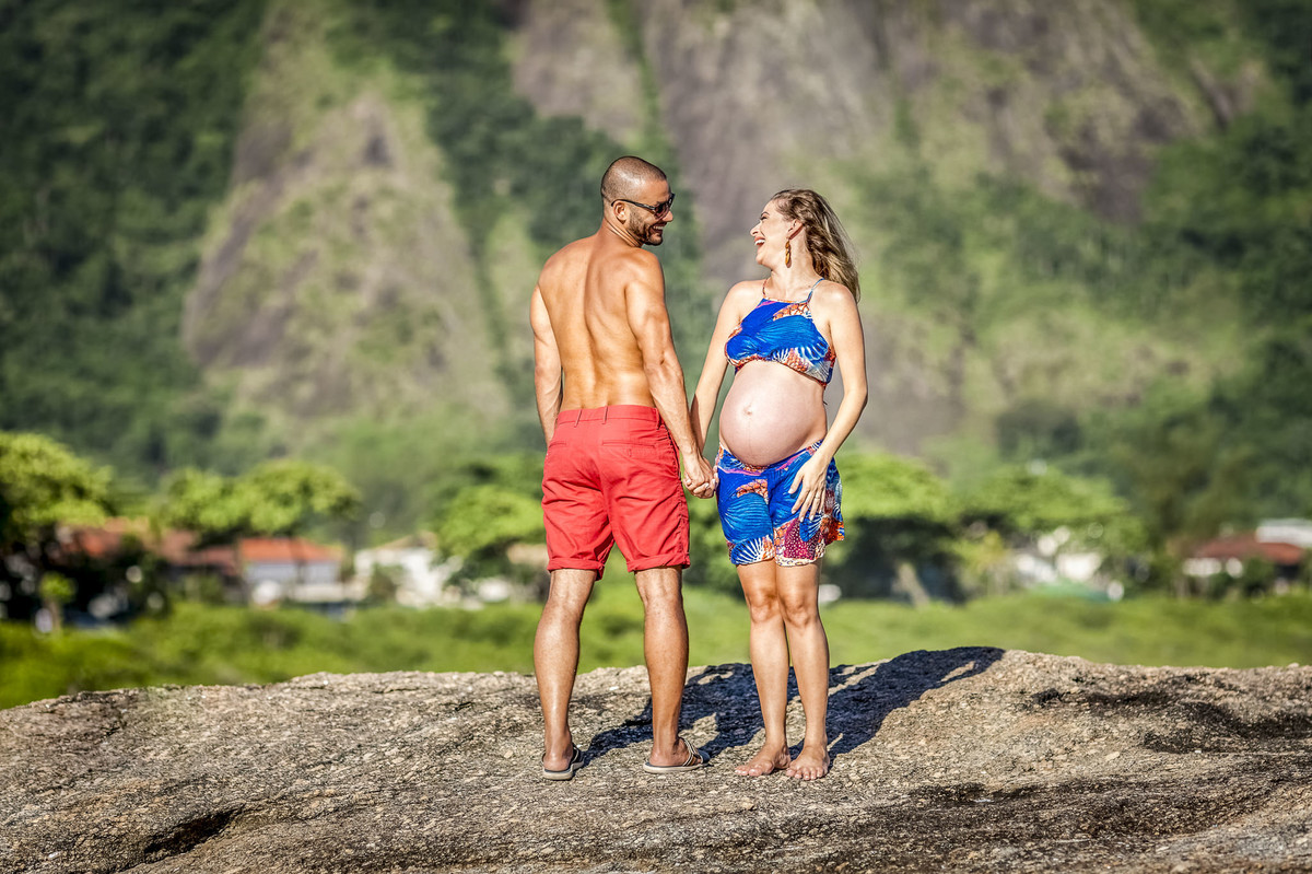 Marido e Gestante brincando em itaquatiara forçando o tríssepes