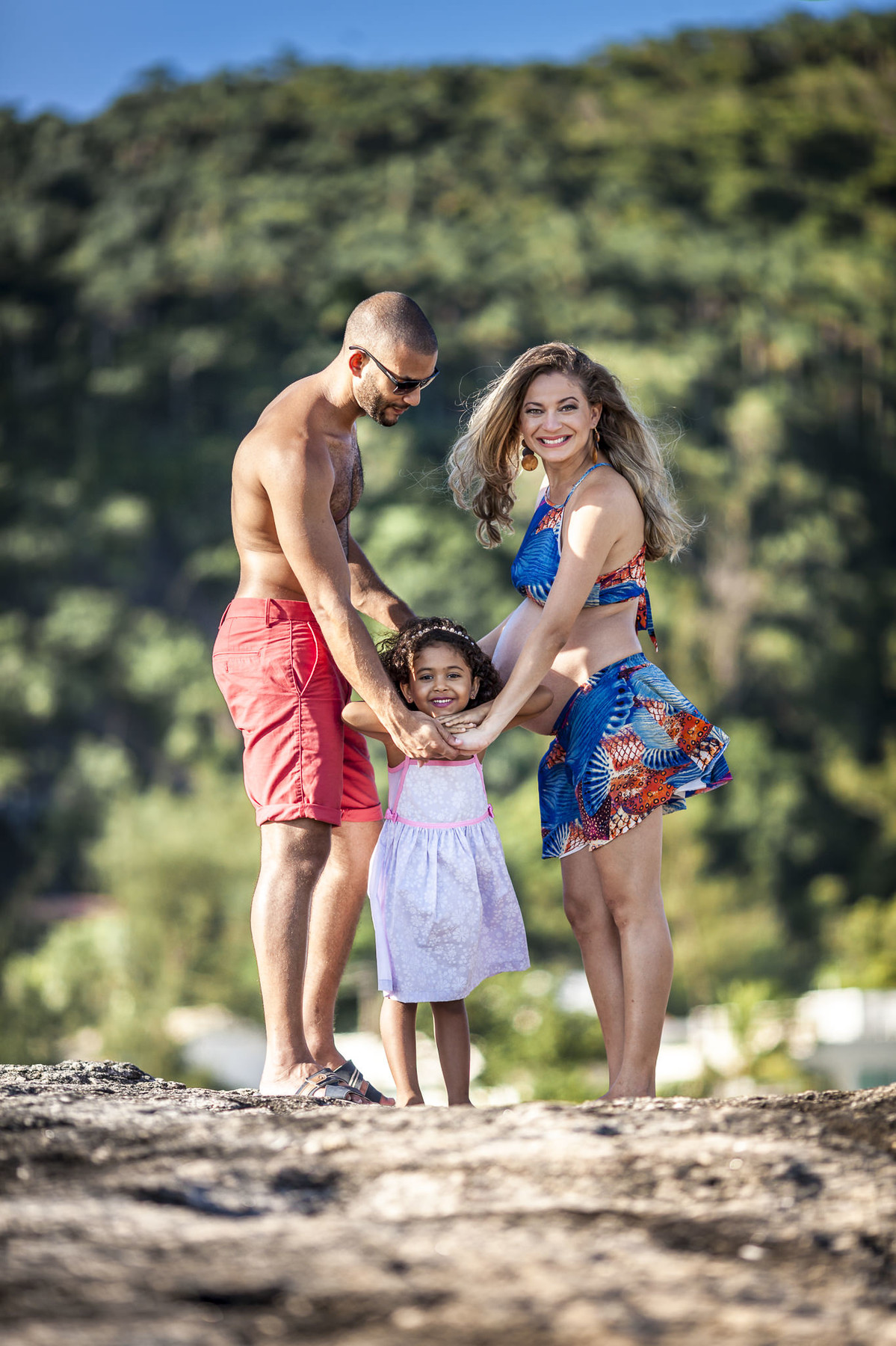 família feliz brincando com filha