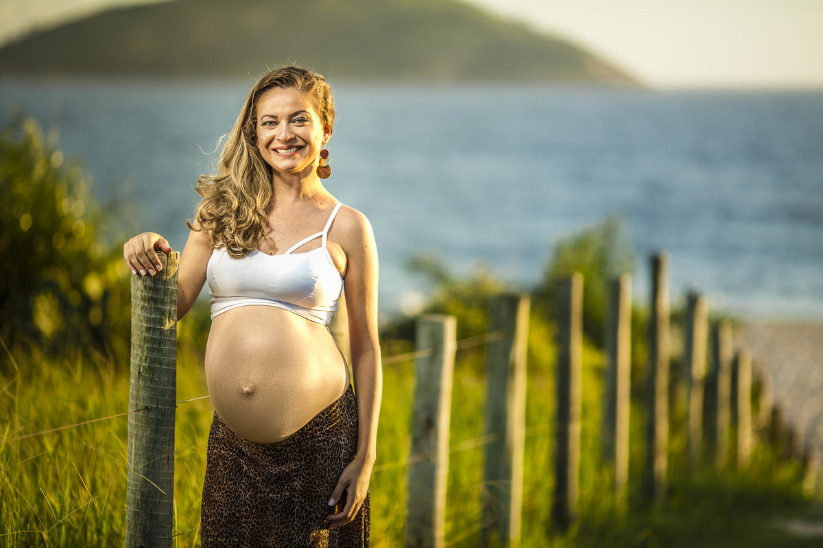 Gestante posando para book em por do sol de Camboinhas