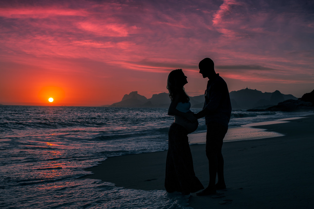 Silhueta de casal contemplando um ao outro em belo por do sol