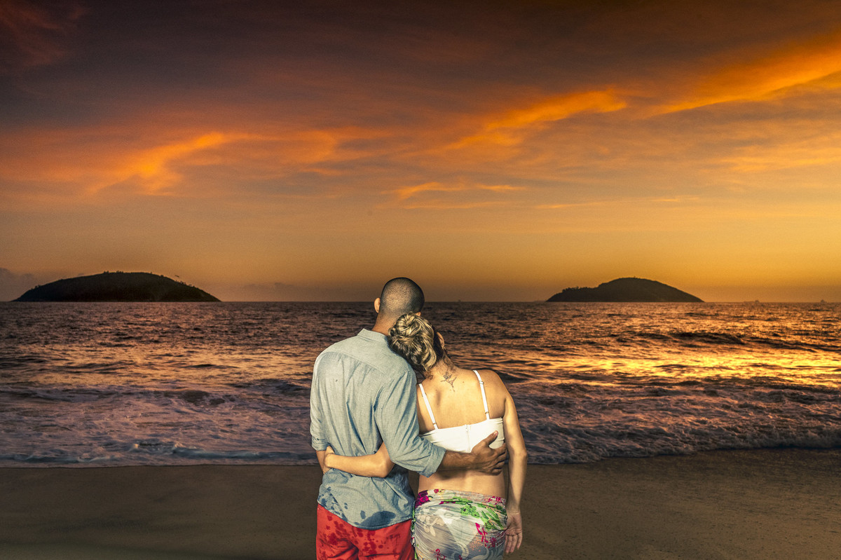 Casal contemplando belo por do sol