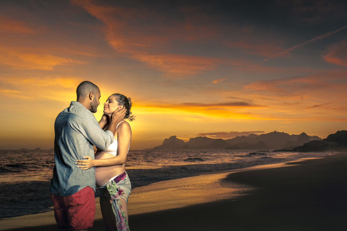 Casal trocando carinho em linda praia com belíssimo por do sol