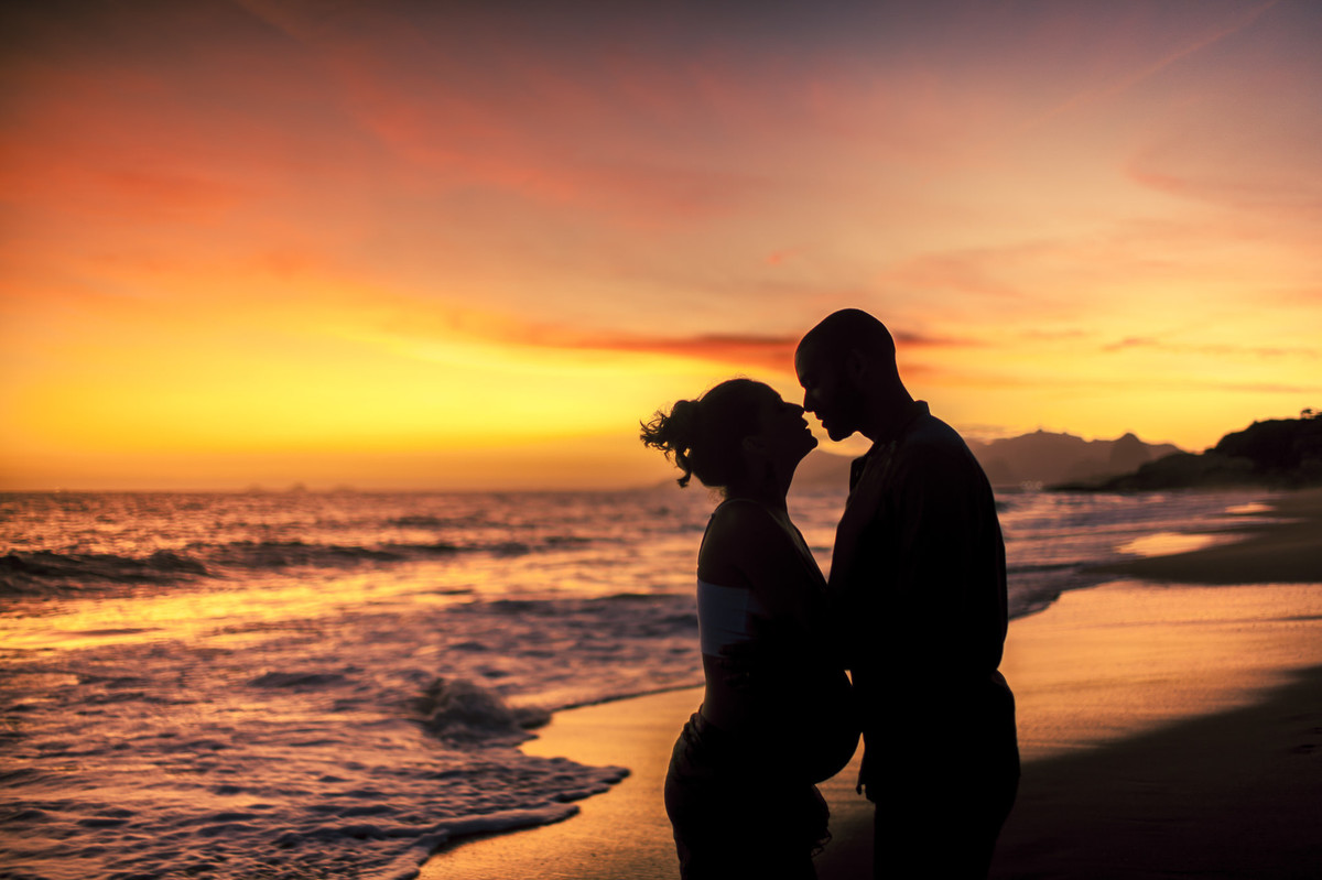 Casal se beijando em por so sol