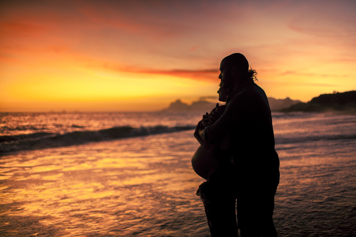 Casa se abraçando em por do sol