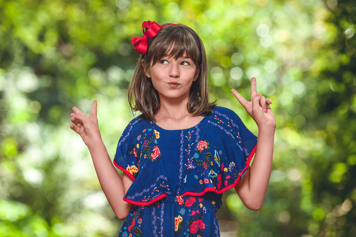 letícia braga do dpa posando com vestido azul e vermelha em editorial de moda para turma do balão pelo fotógrafo de moda paulo henrique lima