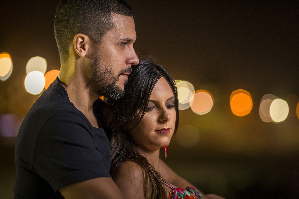 casal posando para ensaio de gestante noturno na praia da barra