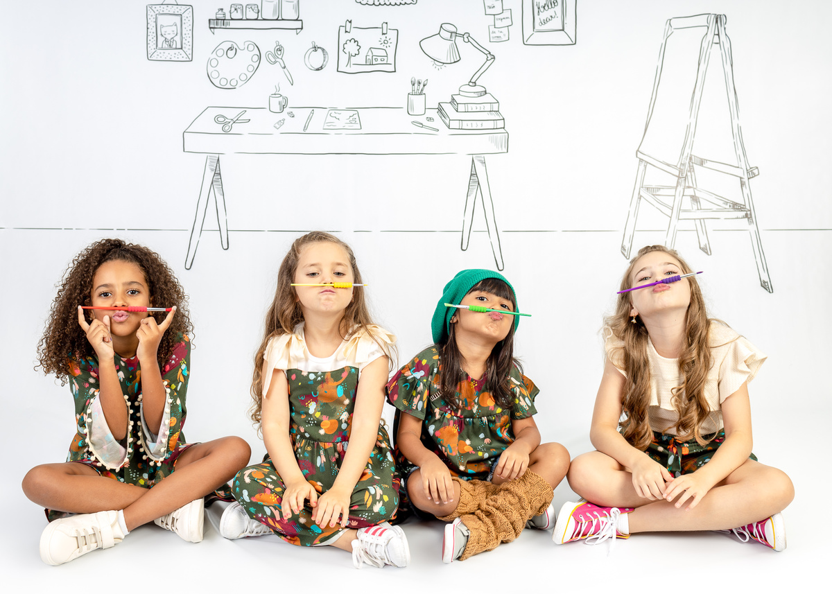 campanha de moda infantil com crianças brincando com pincel