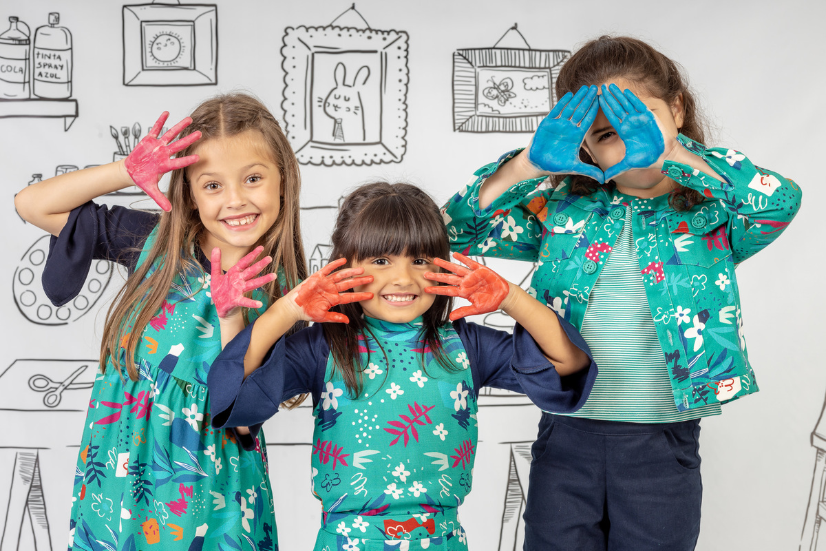 campanha de moda infantil com crianças mão sujas tinta arte quadros cofy film paulohlima rio de janeiro rj