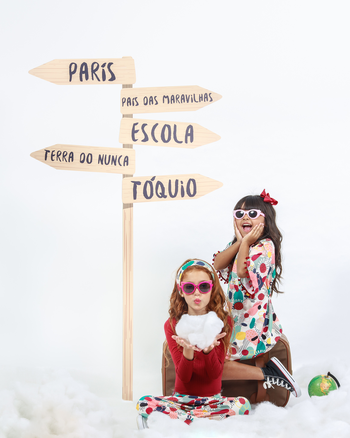 sessão de fotos infantins em estúdio com produção de moda com tema de de viagem