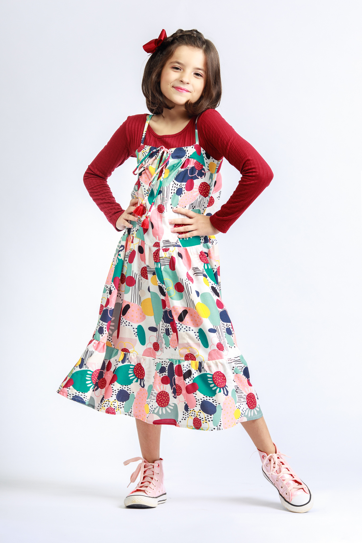 atríz e modelo Carine pequeno posando para campanha de moda da turma do balao na cofy film com vestido colorido