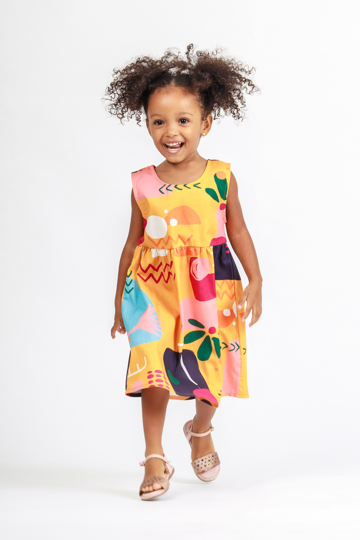 criança negra linda sorrindo em campanha de moda infantil no rio de janeiro durante sessão com a cofy film vestido amarelo criança 2 3 anos