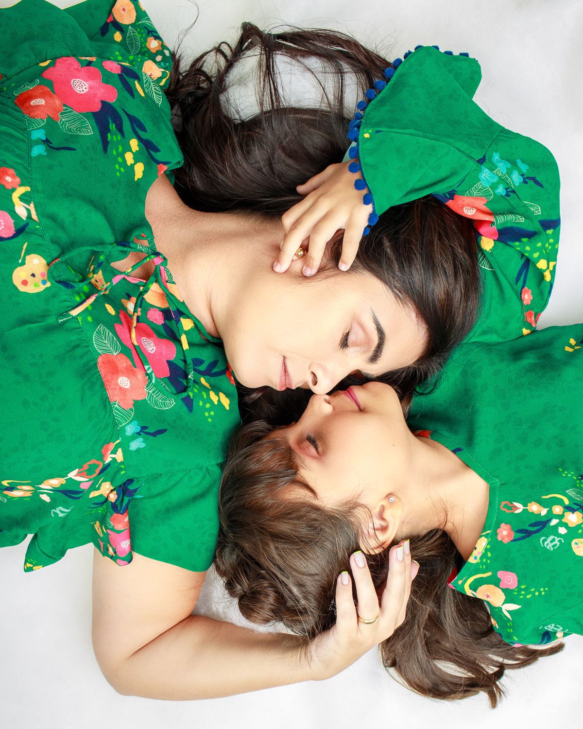 sessão de fotos tal mãe tal filha posando para o fotógrafo de moda da Cofy Film Paulo H Lima  look verde carinho de mãe e filha