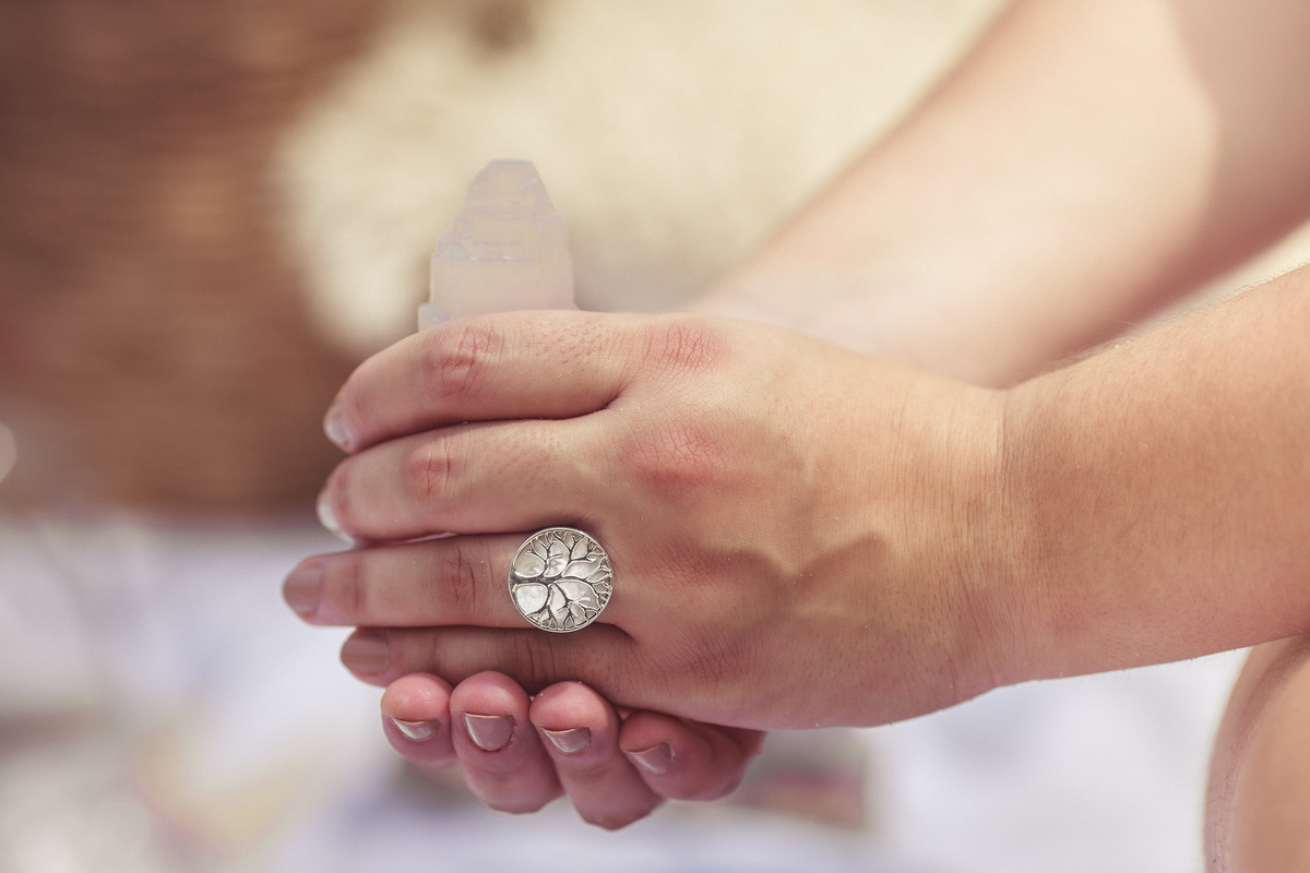 foto de anel de prata para e-commerce de acessórios femininos pela produtora audiovisual e fotografica cofy film na praia carioca
