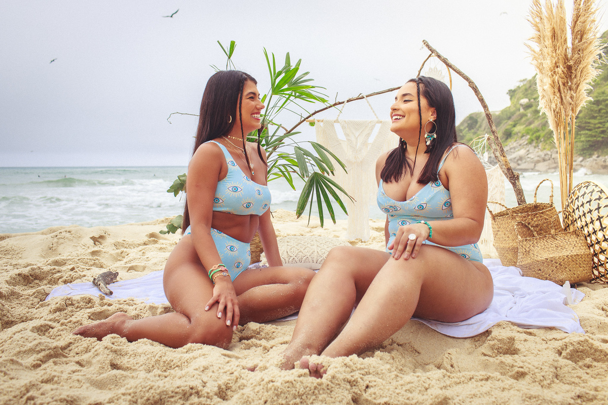 duas modelos sorrindo curtindo a praia com estampa terceiro olho em sessão fotográfica no recreio dos bandeirantes pelo fotógrafo da Cofy Film Paulo H Lima