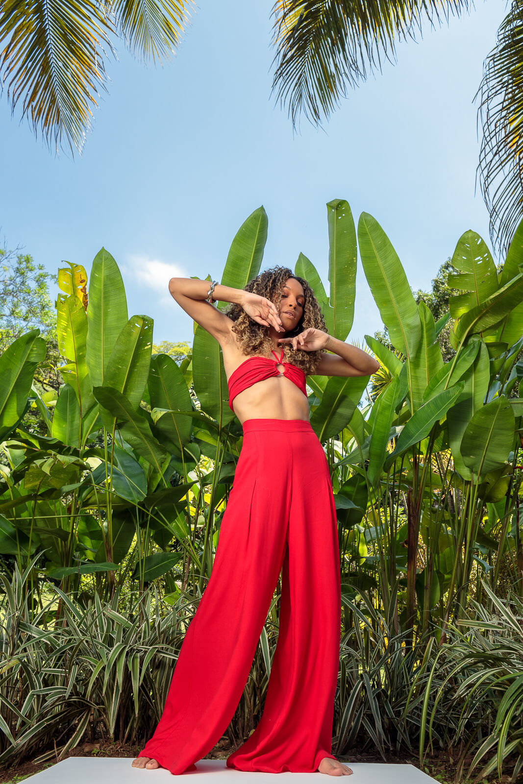 fotografia externa de modelo morena para marca tiybrasil em estúdio fotografico em niterói