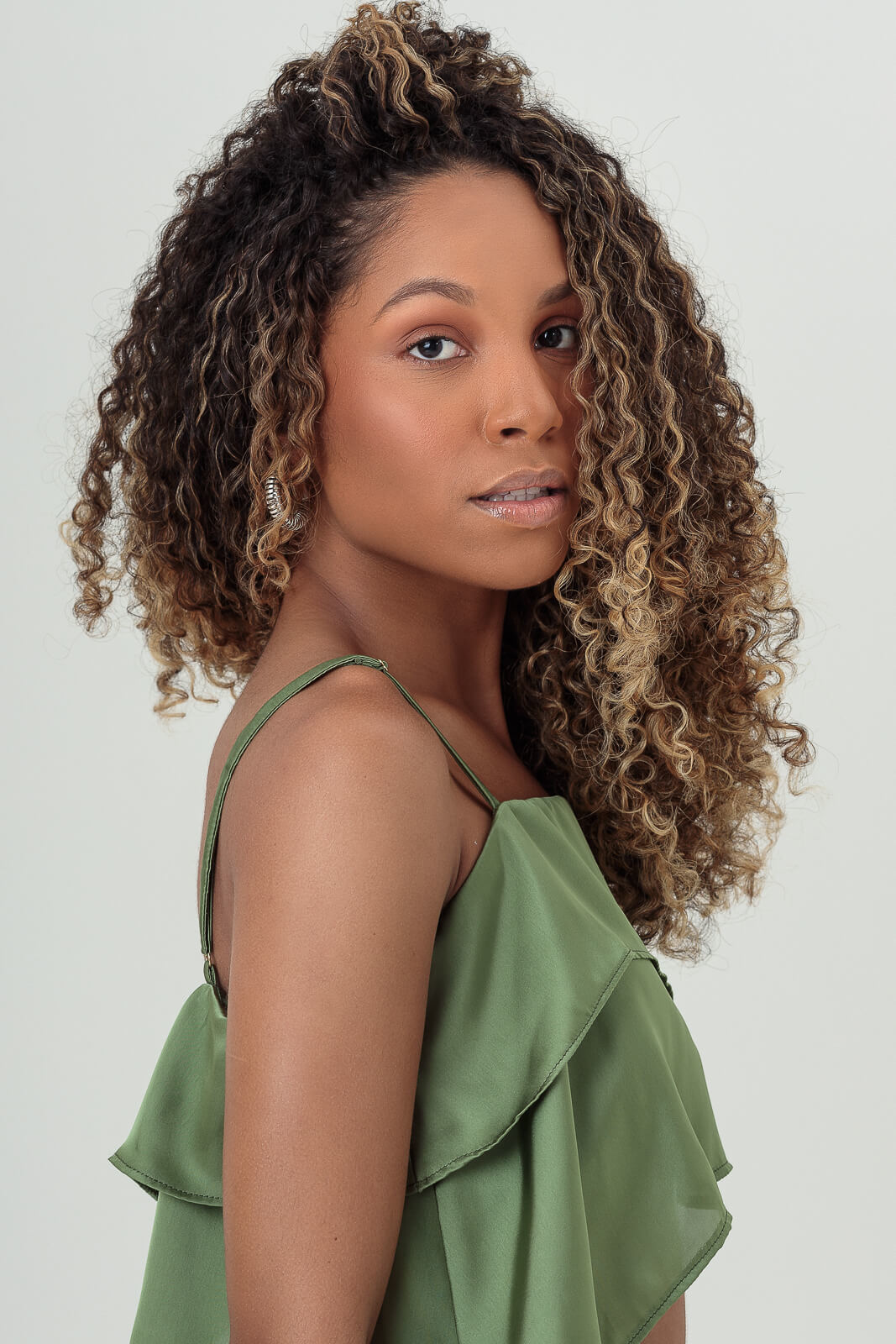 modelo rabesh pelas lentes do fotografo de moda paulo henrique lima no estúdio da studio e home de niterói pelo fotógrafo de moda paulo h lima
