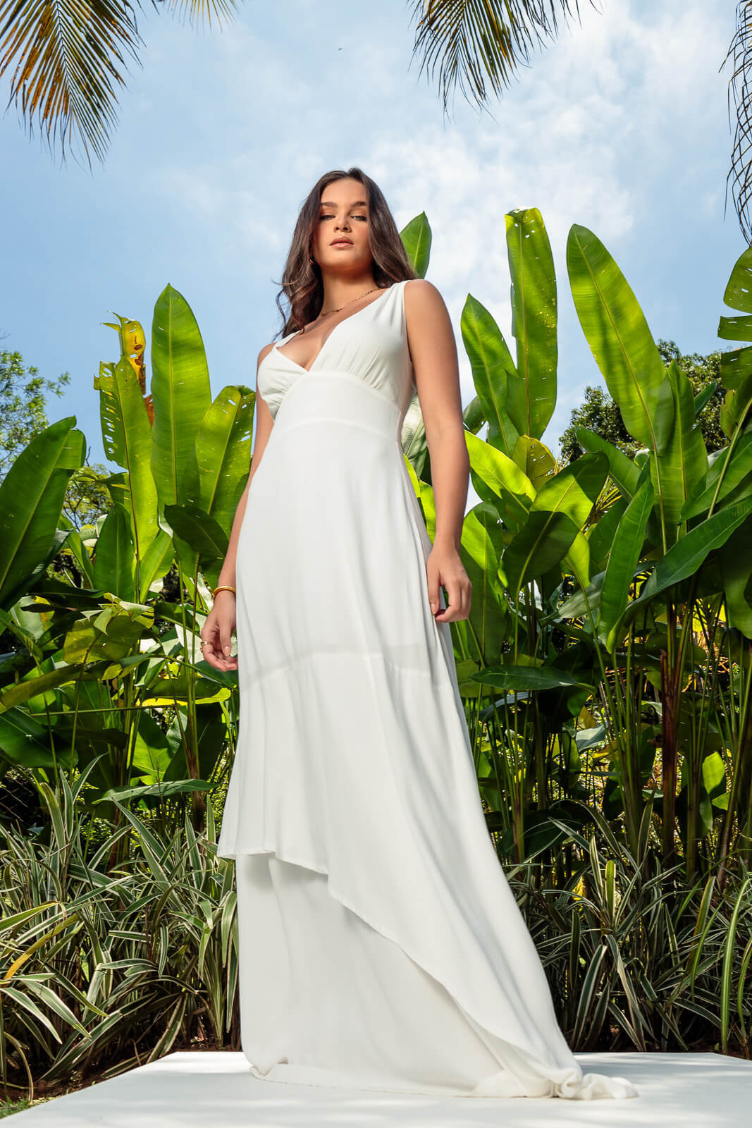 modelo de vestido branco com fundo verde em casa alugada para ensaio fotográfico em niterói