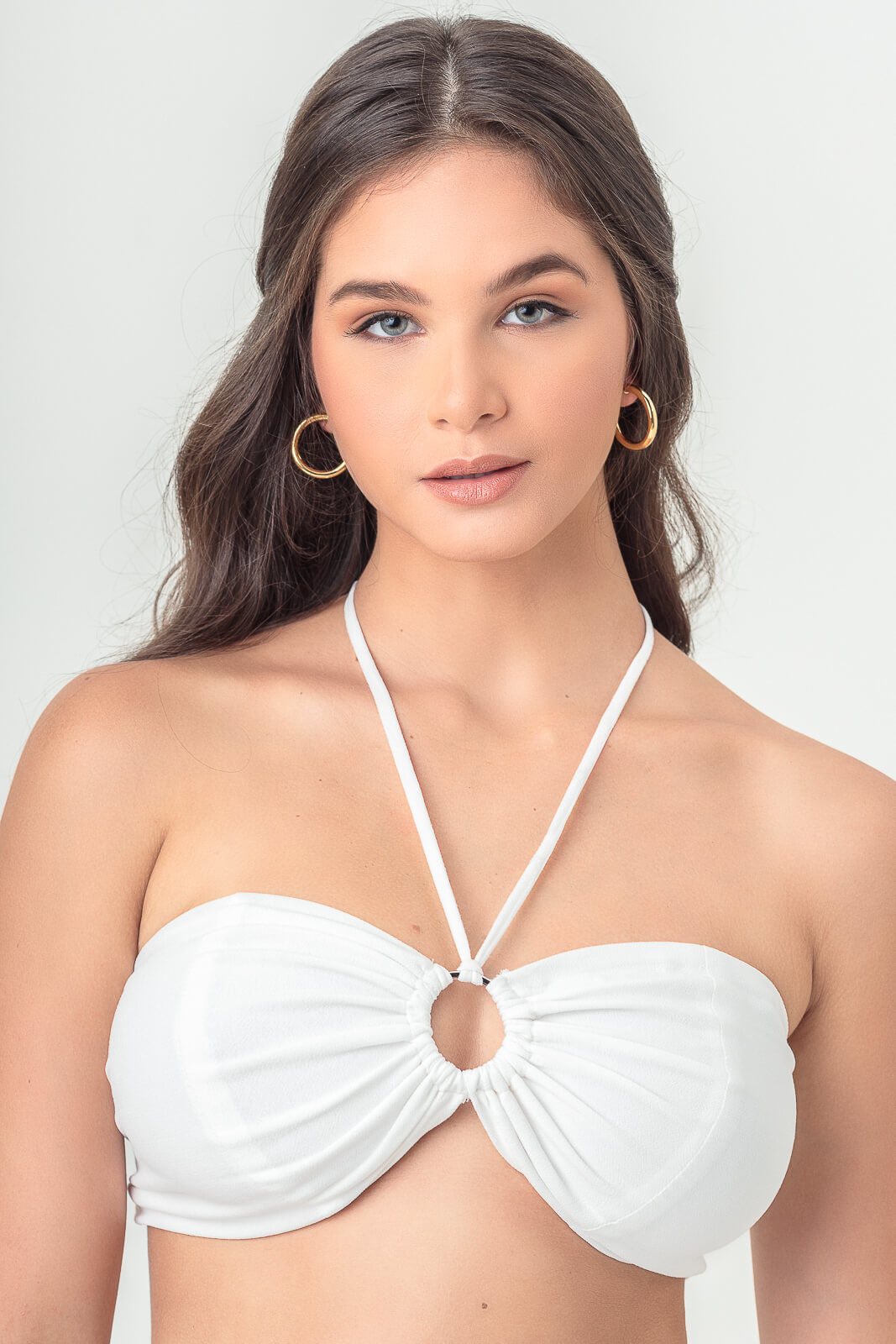 modelo patricia brandão posando para retrato do fotografo profissional do rio de janeiro paulo henrique lima em fotografia de moda em estudio com fundo branco