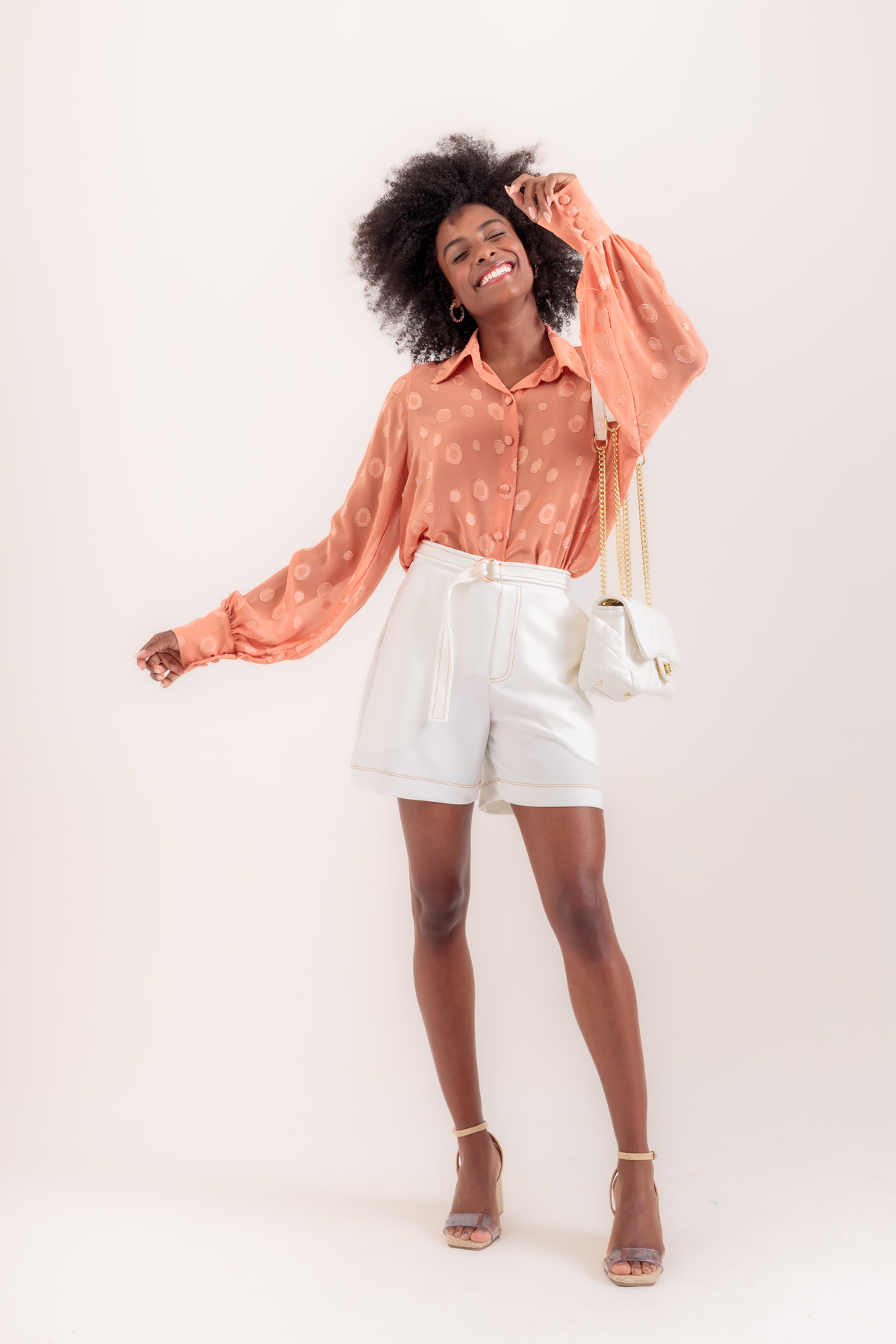 modelo loira com vestido vermelho em lookbook fotografado em estúdio no recreio para marca de moda feminina pelo fotógrafo de moda paulo henrique lima