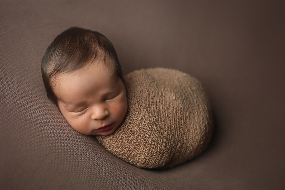 Lourenço enroladinho no wrap - Ensaio Newborn - João e Marina Fotografia