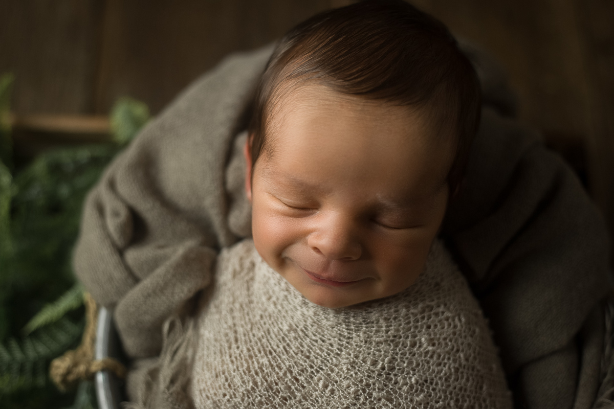 Um sorrisinho envergonhado - Ensaio Newborn - João e Marina Fotografia
