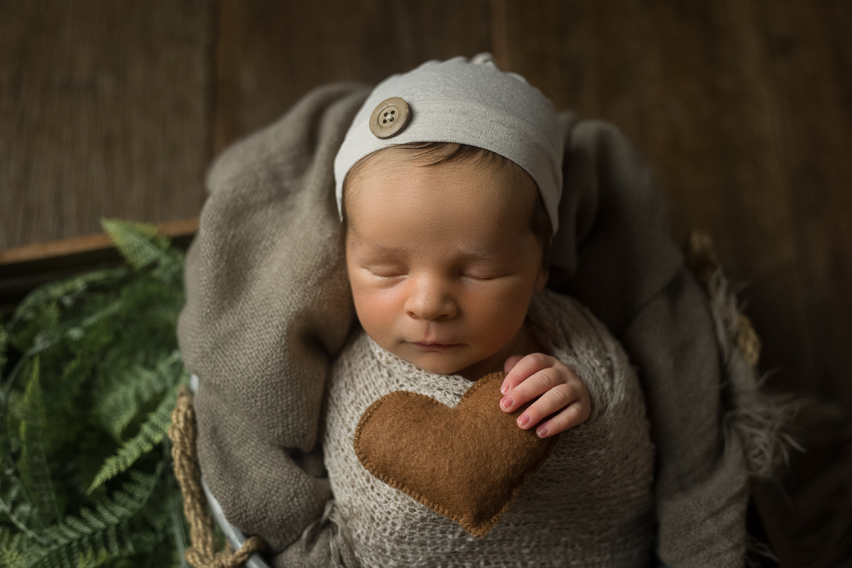 Segurando todo o amor de meus papais - Ensaio Newborn - João e Marina Fotografia