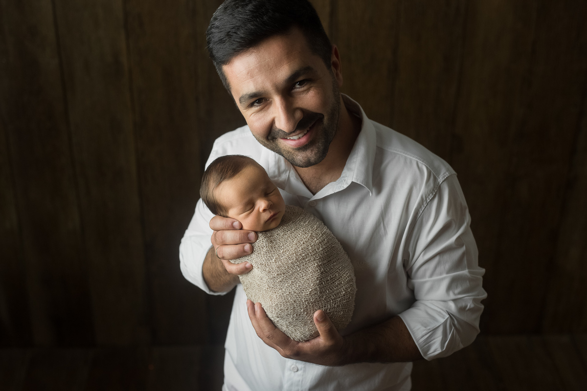 Enroladinho com meu papai - Ensaio Newborn - João e Marina Fotografia