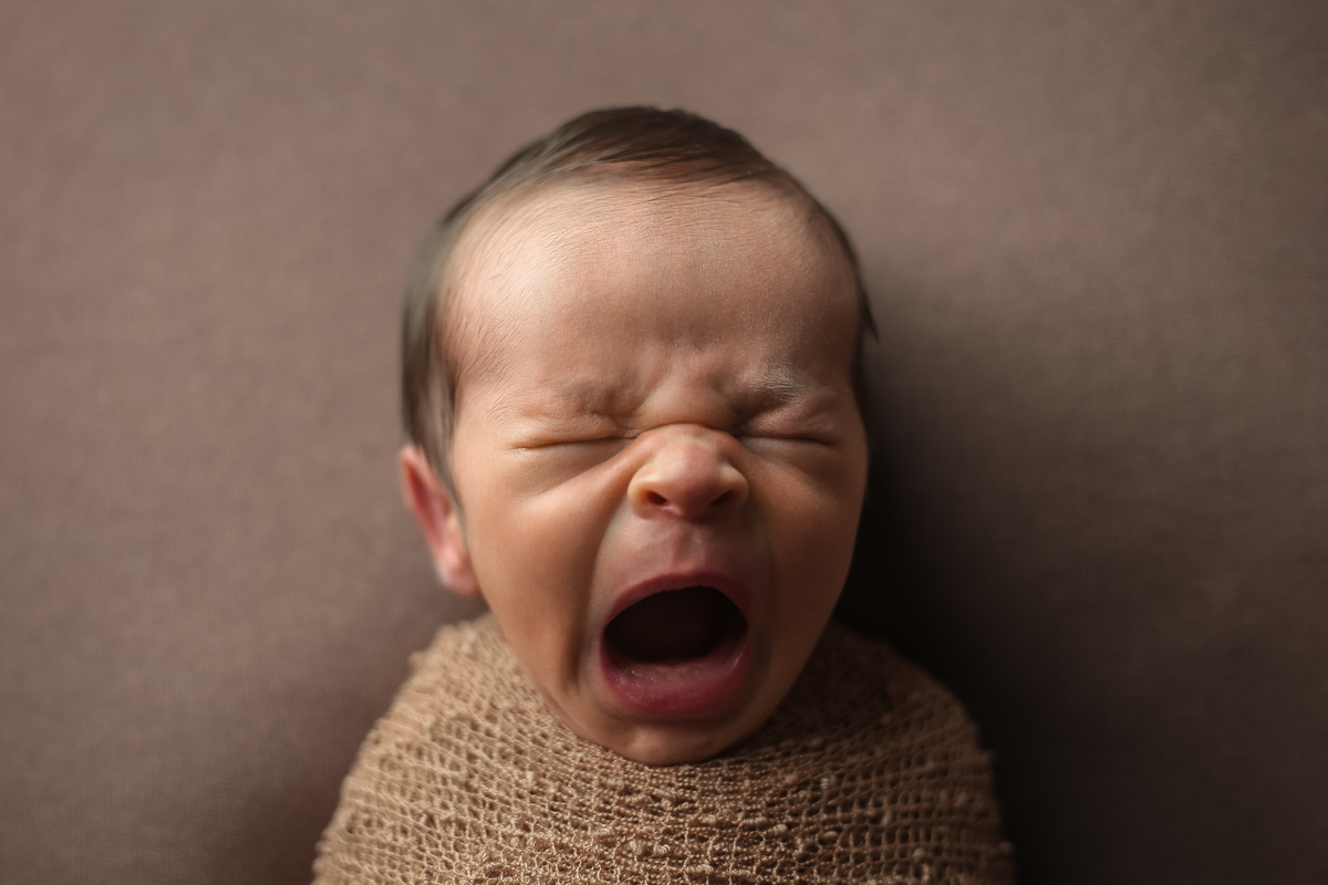 Quem aguenta esse bocejo? - Ensaio Newborn - João e Marina Fotografia
